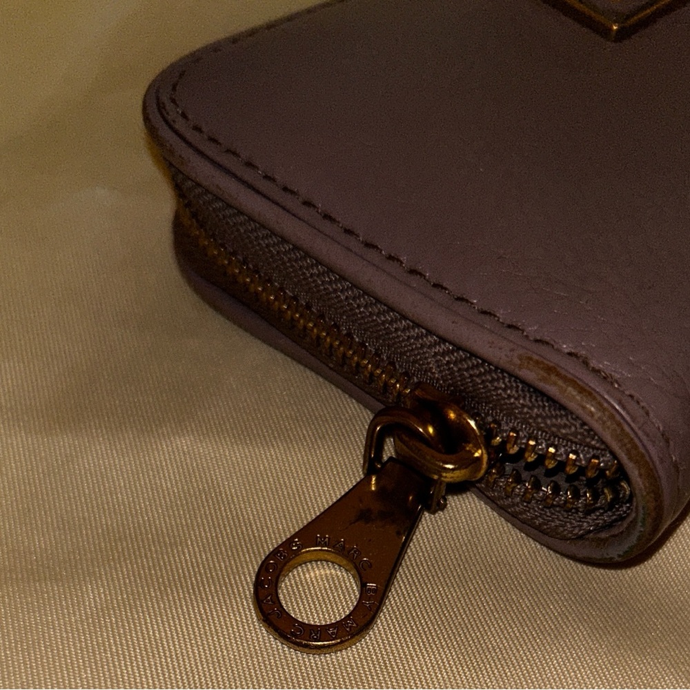Clean Vintage Marc by Marc Jacobs Q
Slim Zip Around Wallet - Picture 4 of 10